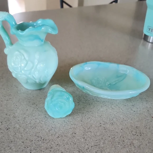 Avon Skin-So-Soft Bath Oil in Aqua Bottle - Picture 3 of 4